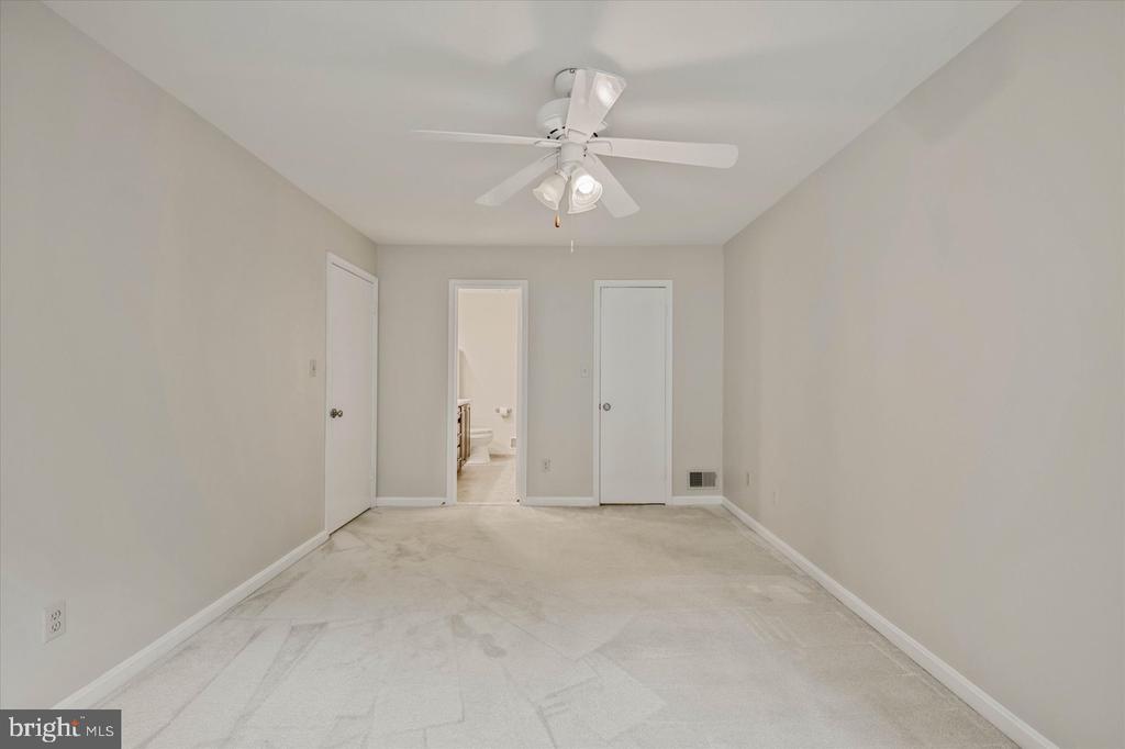7177 LAKE COVE DRIVE