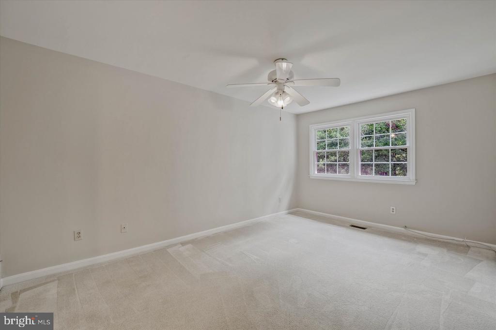 7177 LAKE COVE DRIVE