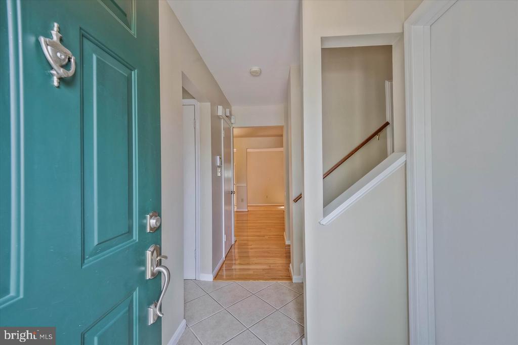 7177 LAKE COVE DRIVE