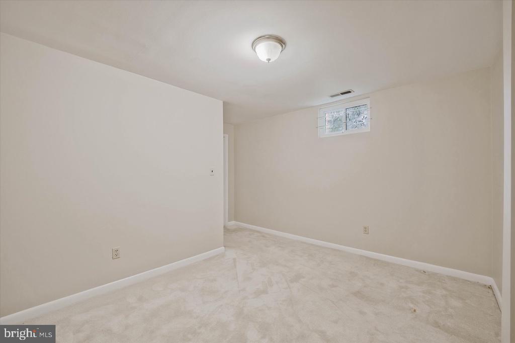 7177 LAKE COVE DRIVE