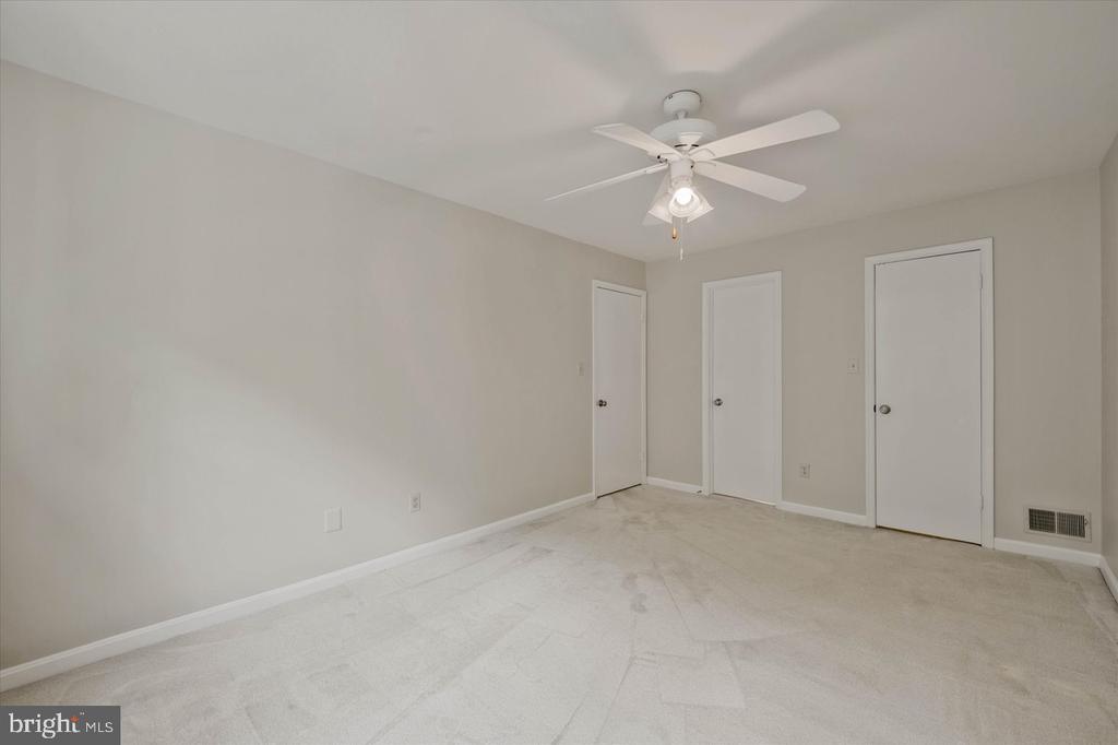 7177 LAKE COVE DRIVE