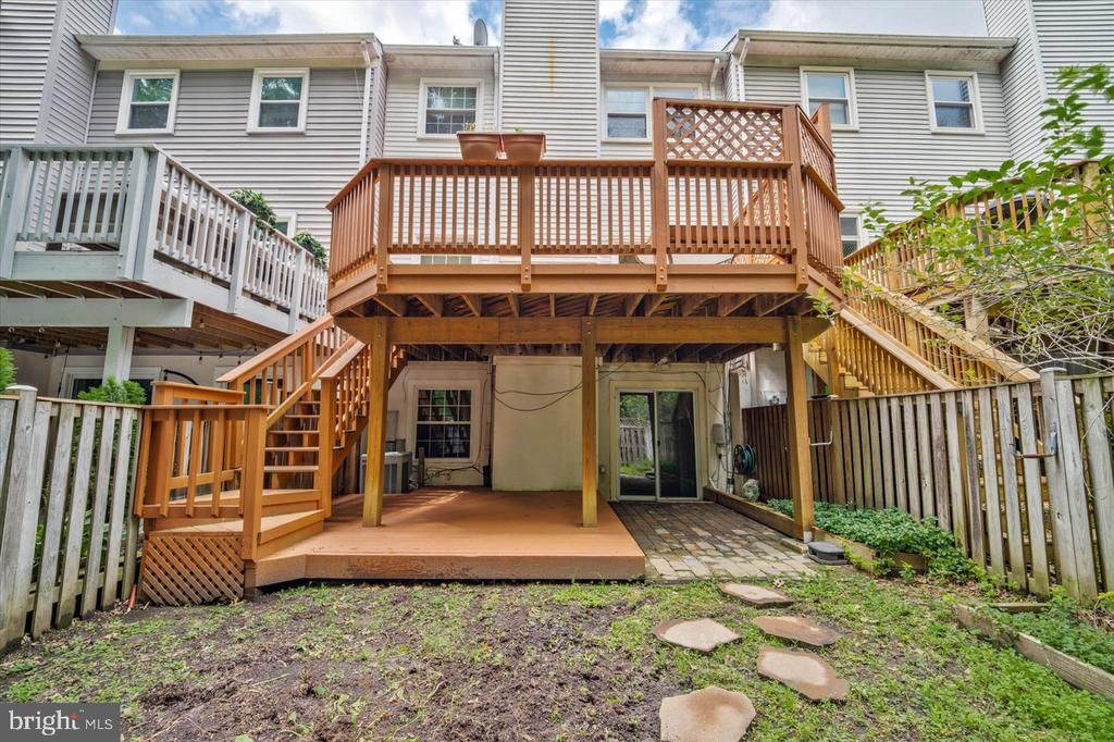 7177 LAKE COVE DRIVE
