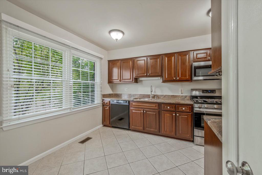 7177 LAKE COVE DRIVE