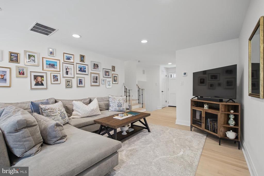 4008 ROBERTSON BOULEVARD