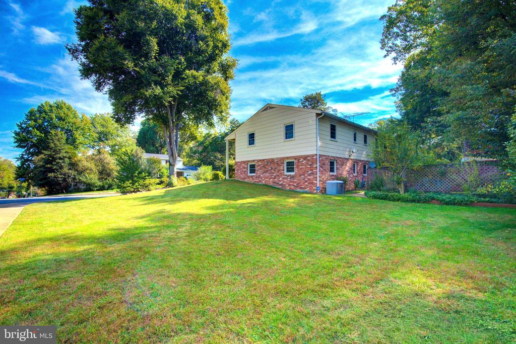 6914 HADLOW DRIVE