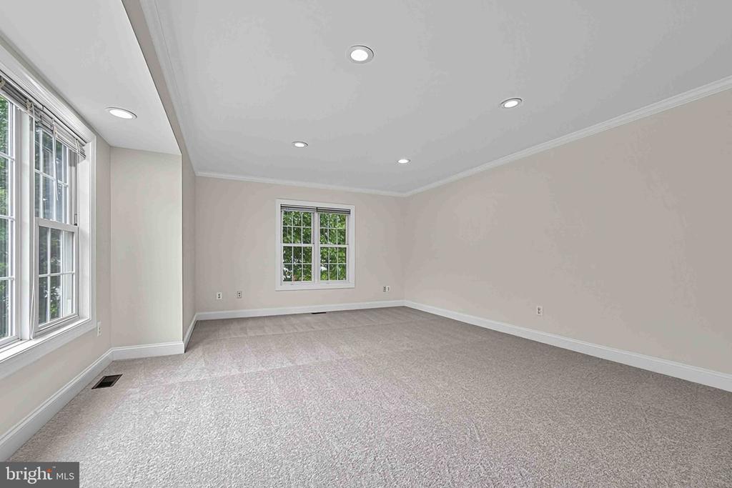 8725 LEA LANE