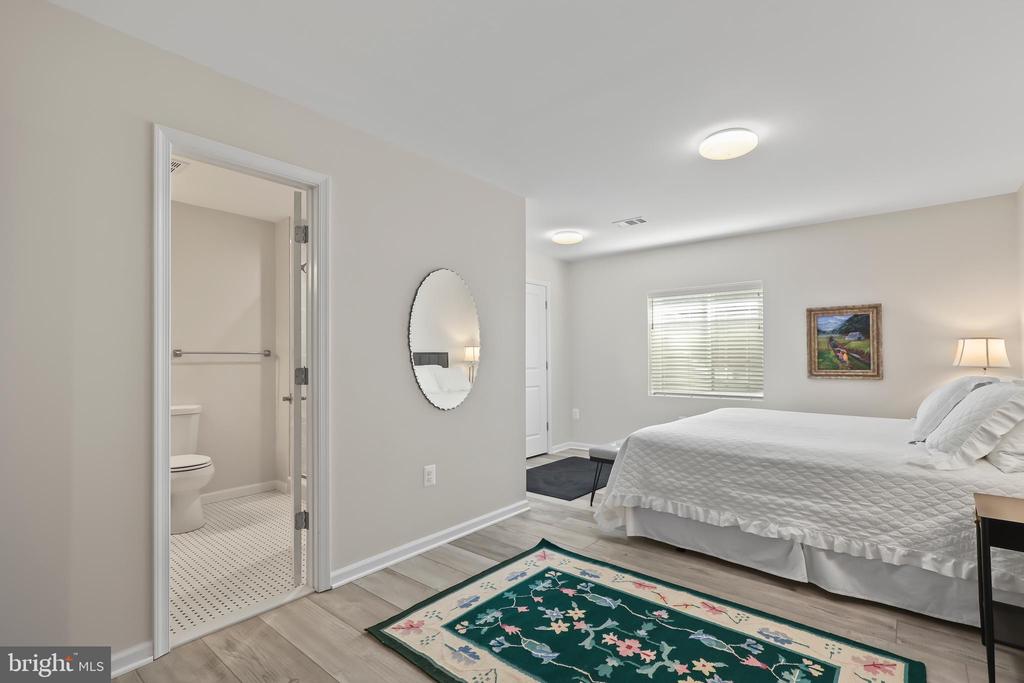 1011 AKAN STREET SE
