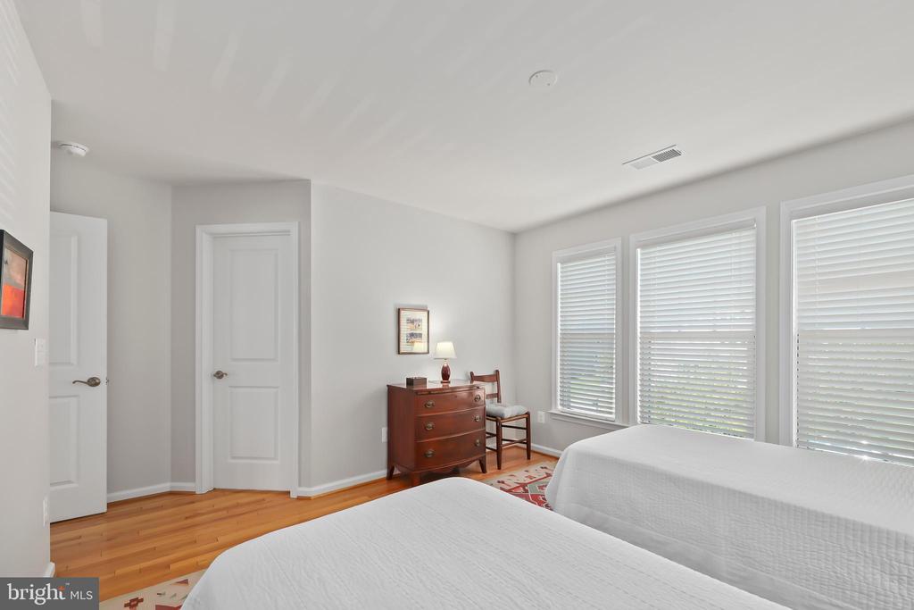1011 AKAN STREET SE