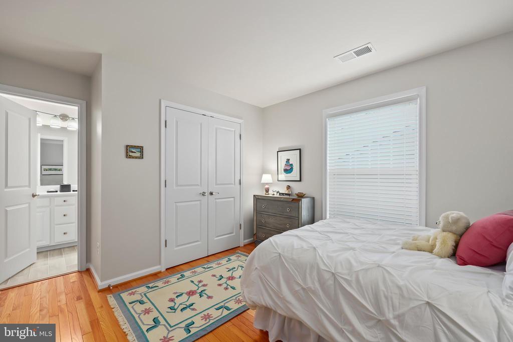 1011 AKAN STREET SE