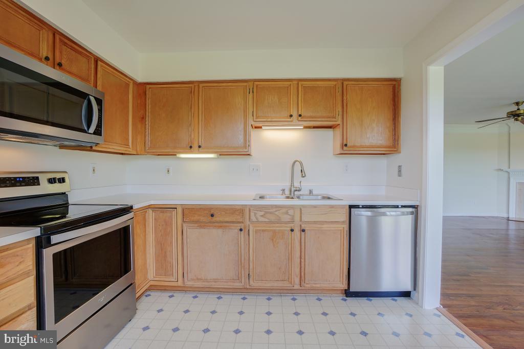 8068 STONEWALL BRIGADE COURT 101