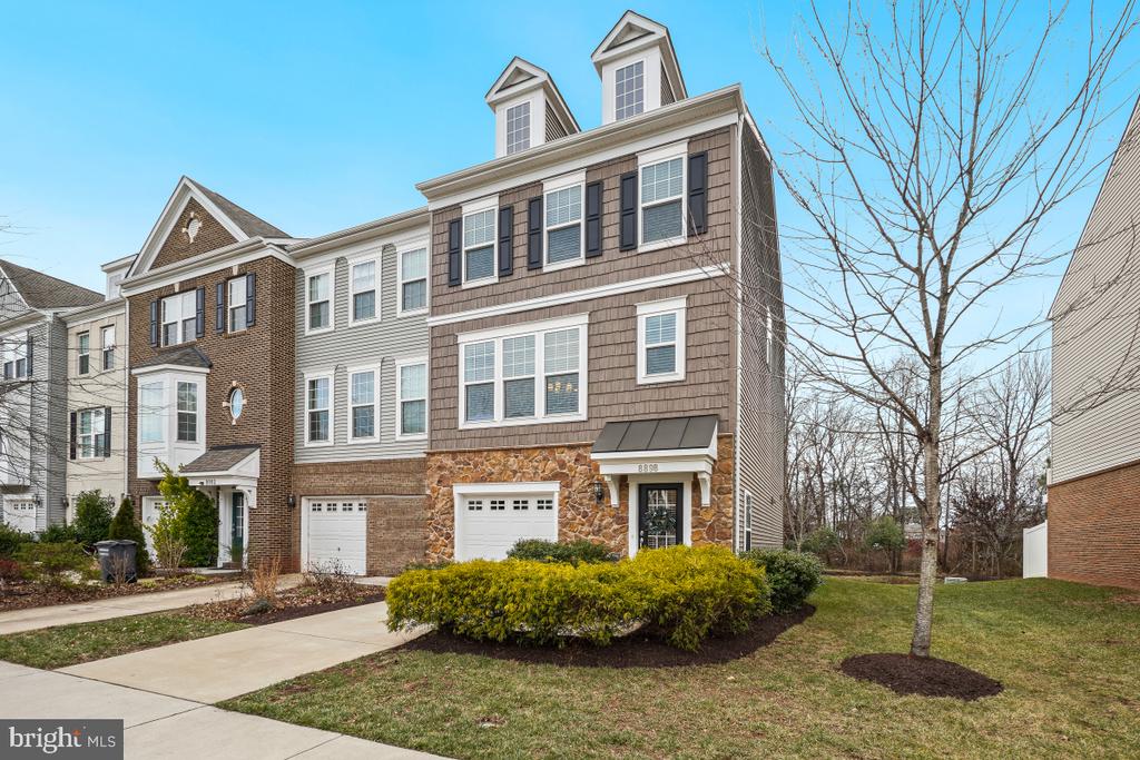8898 ENGLEWOOD FARMS DRIVE