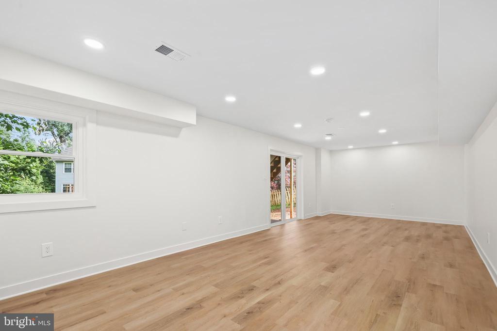 15432 BEACHVIEW DRIVE