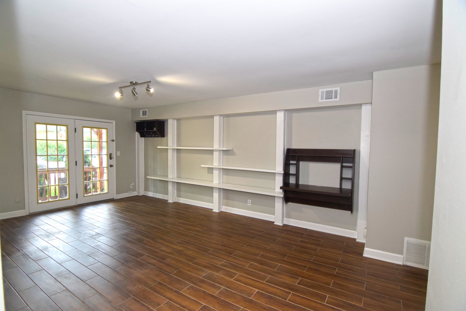 1925 TALL OAKS Drive Unit: 1703