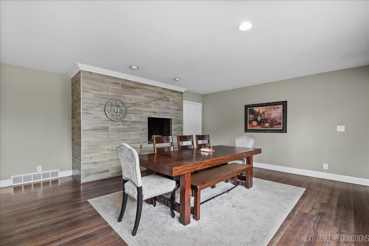 3S551 Marian Circle E