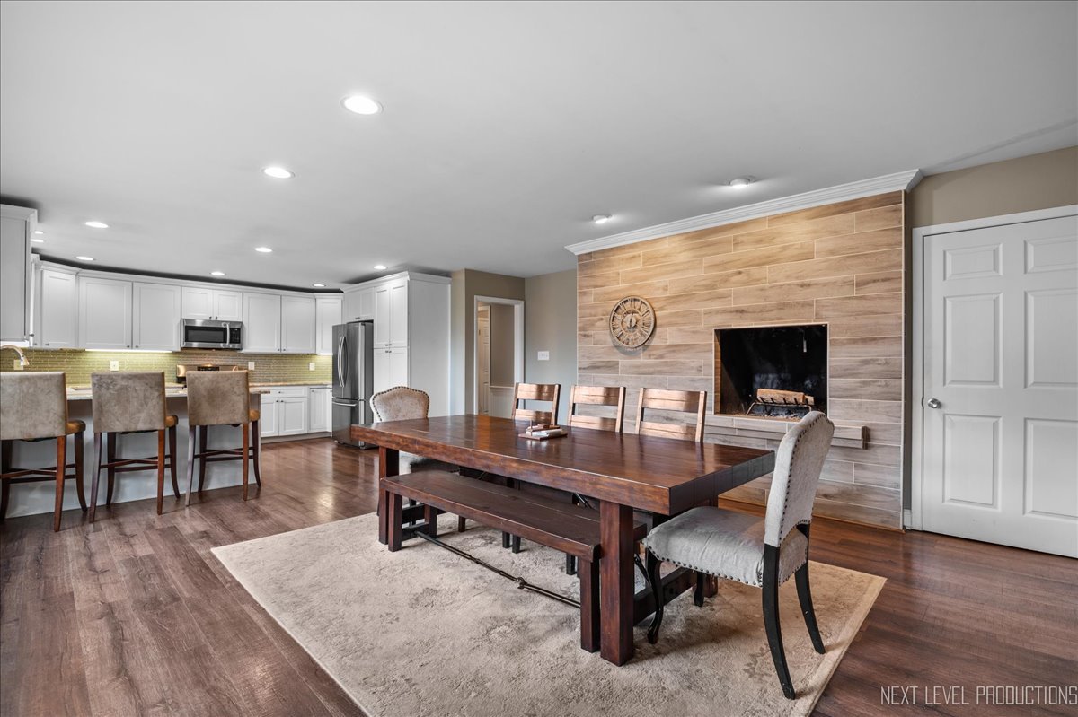 3S551 Marian Circle E