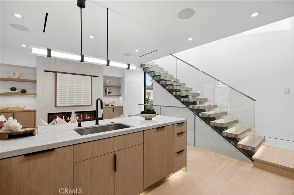 310 1/2 Heliotrope Avenue