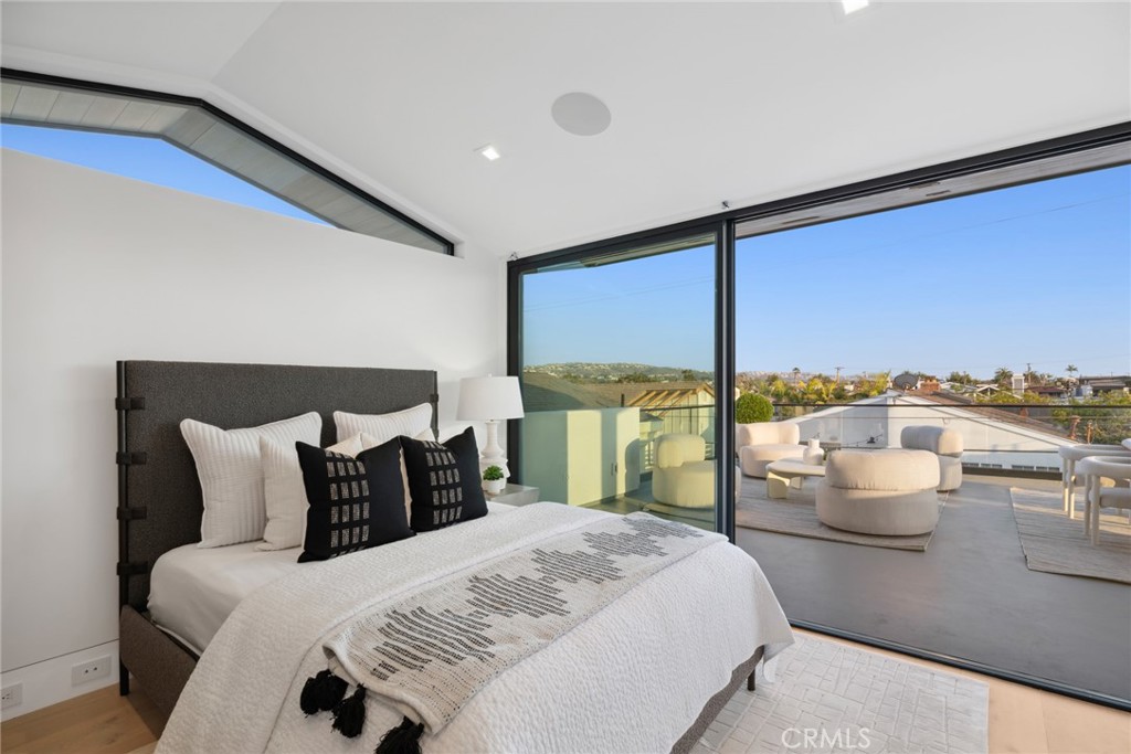 310 1/2 Heliotrope Avenue