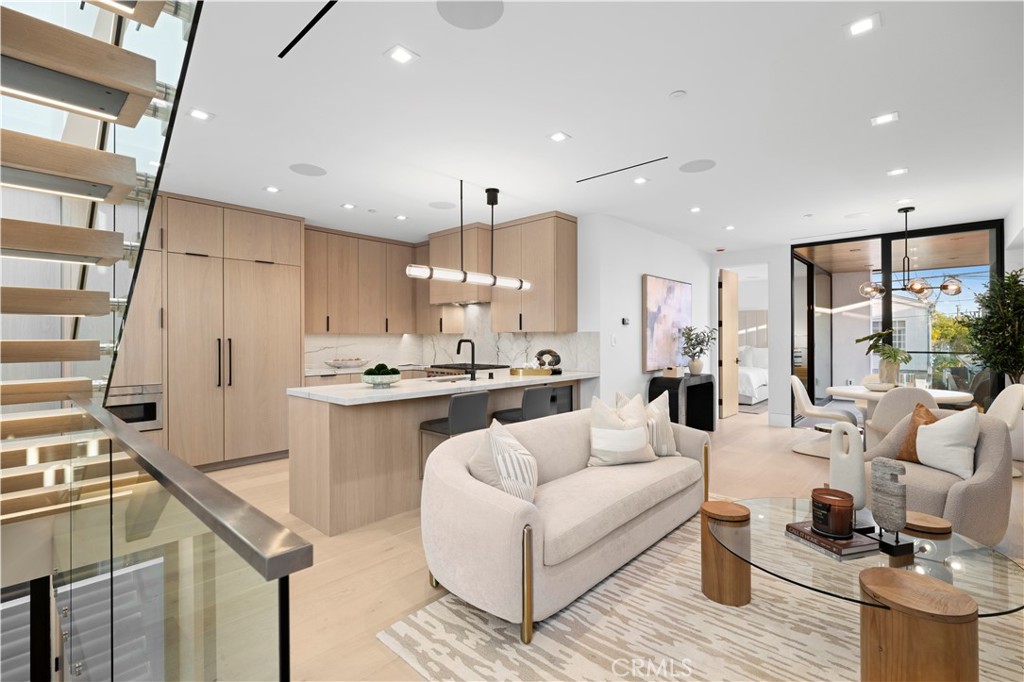 310 1/2 Heliotrope Avenue