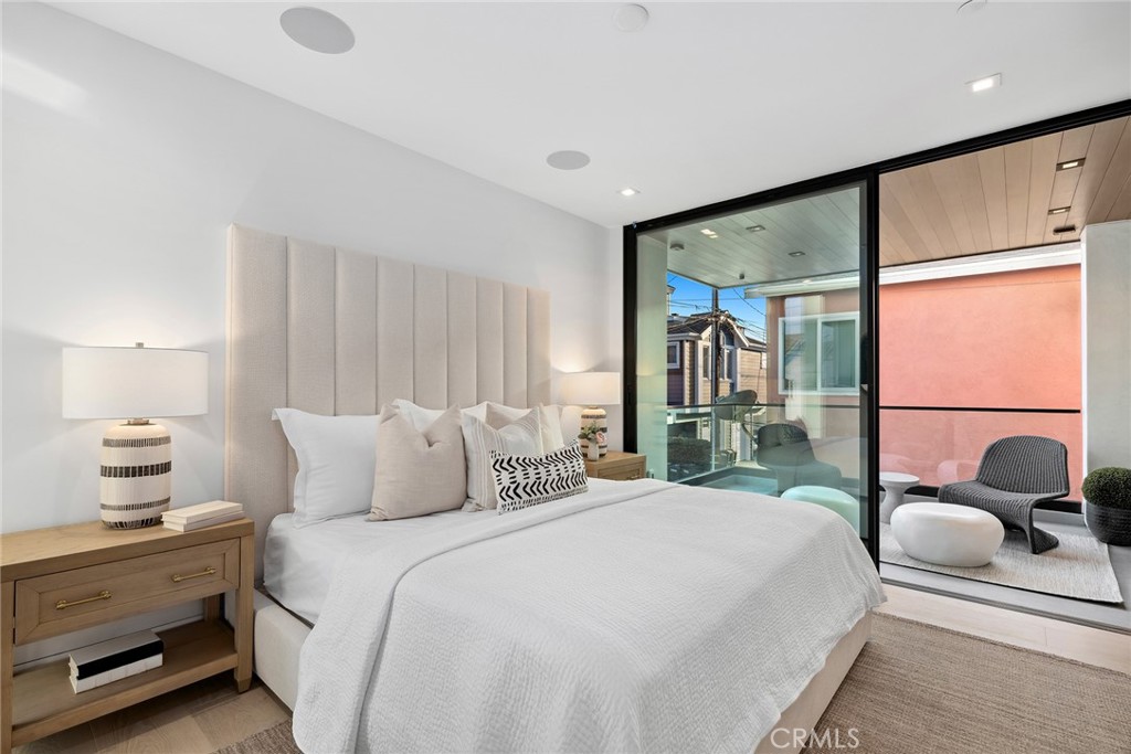 310 1/2 Heliotrope Avenue