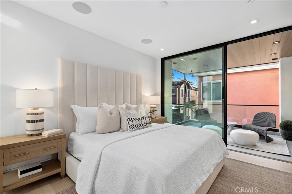 310 1/2 Heliotrope Avenue