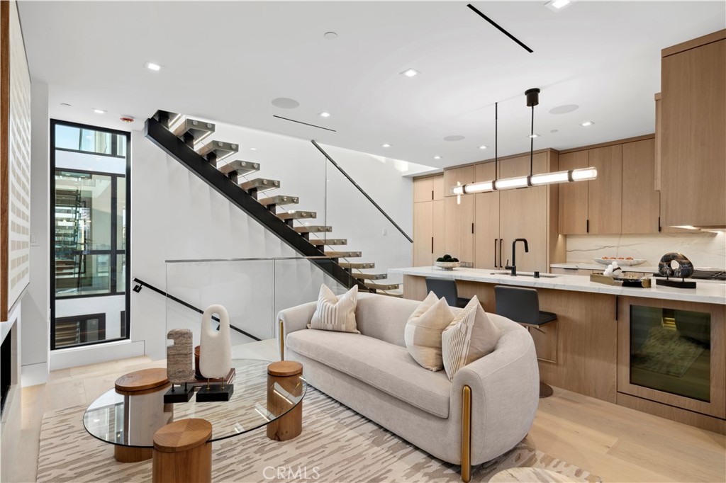 310 1/2 Heliotrope Avenue