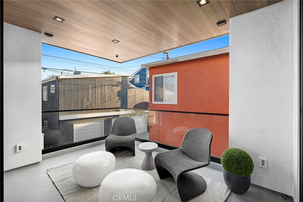 310 1/2 Heliotrope Avenue