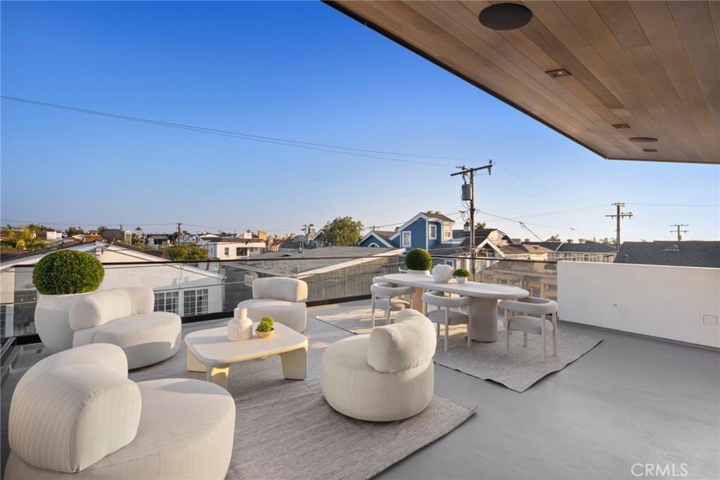 310 1/2 Heliotrope Avenue