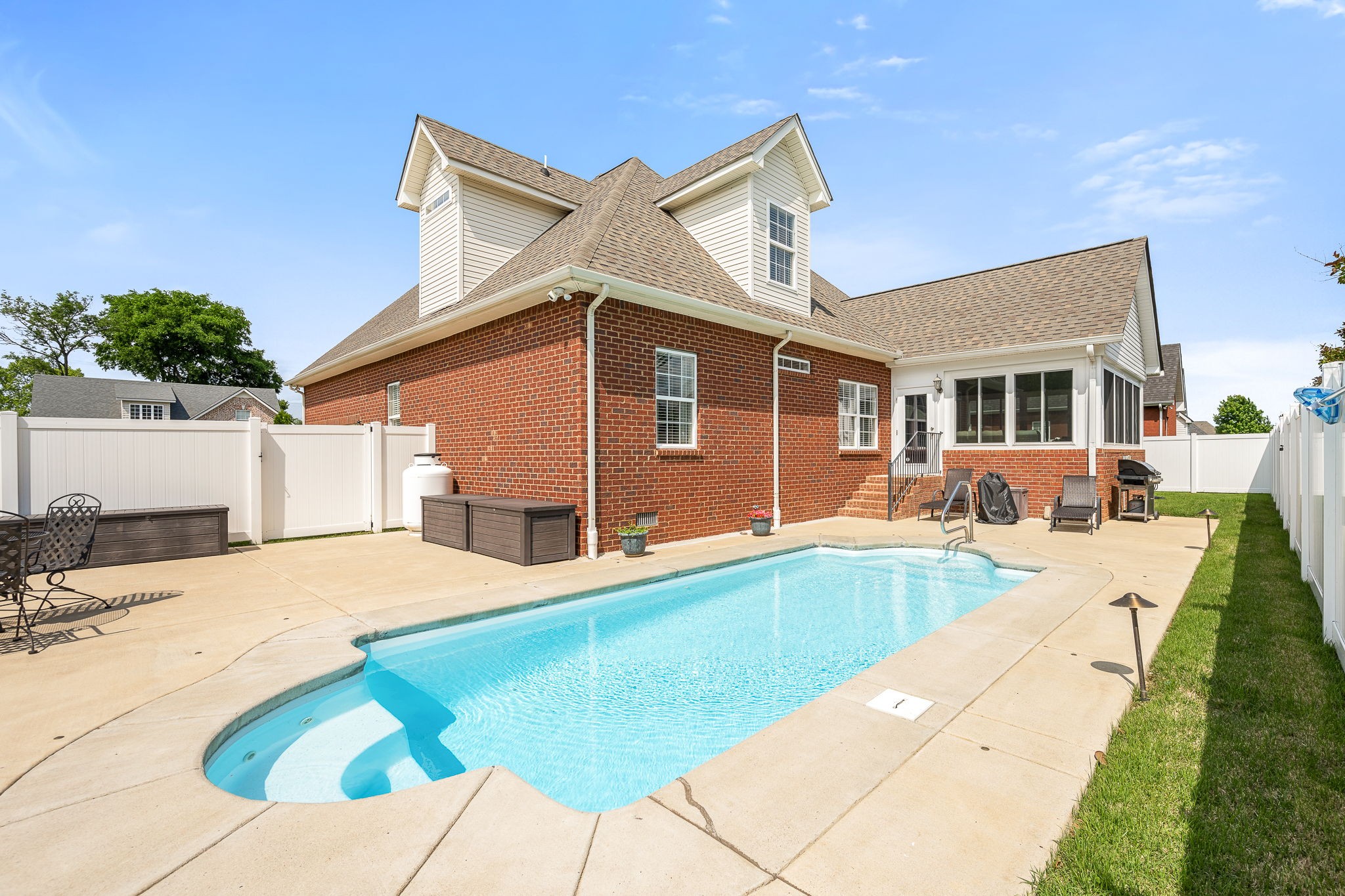 3307 Genoa Dr