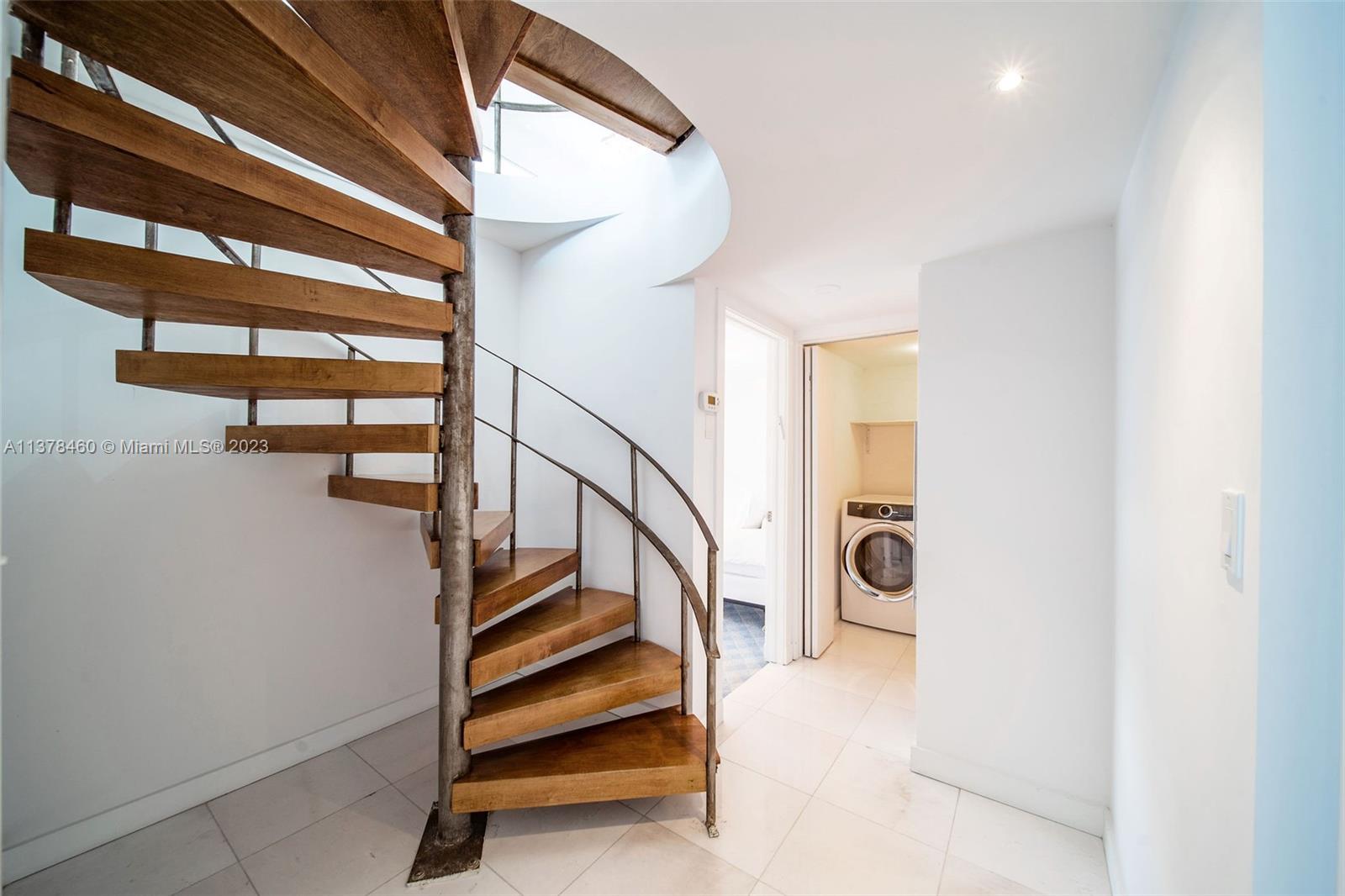 5415 Collins Ave Unit: 501