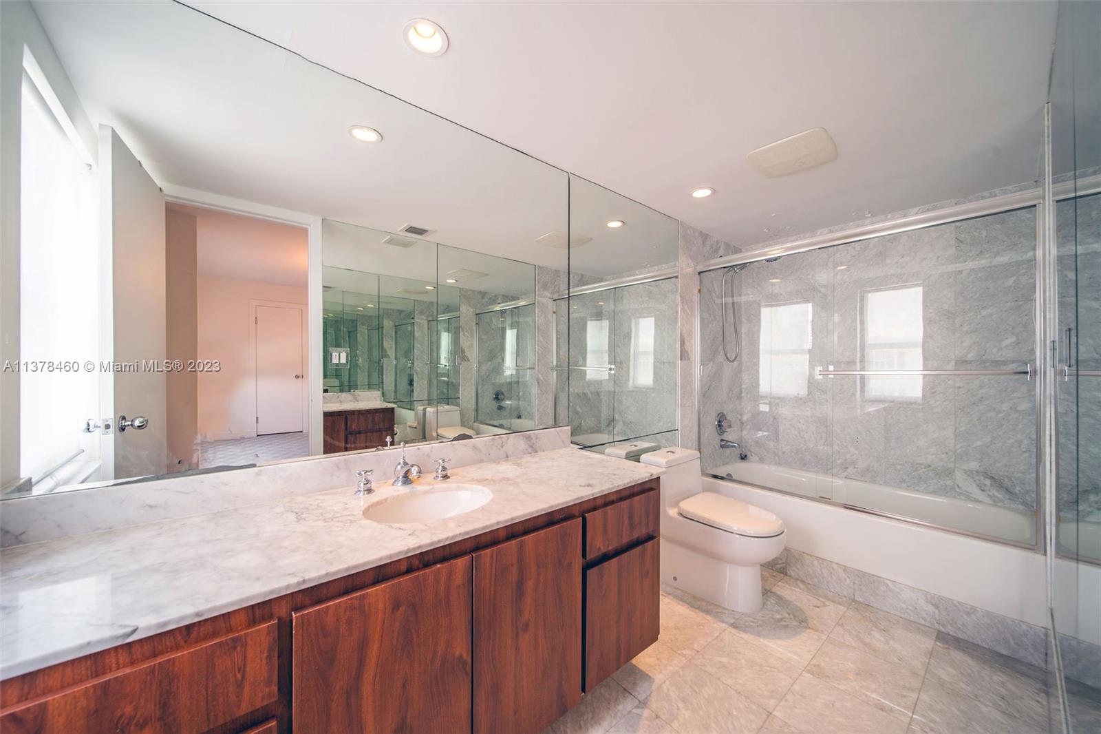 5415 Collins Ave Unit: 501