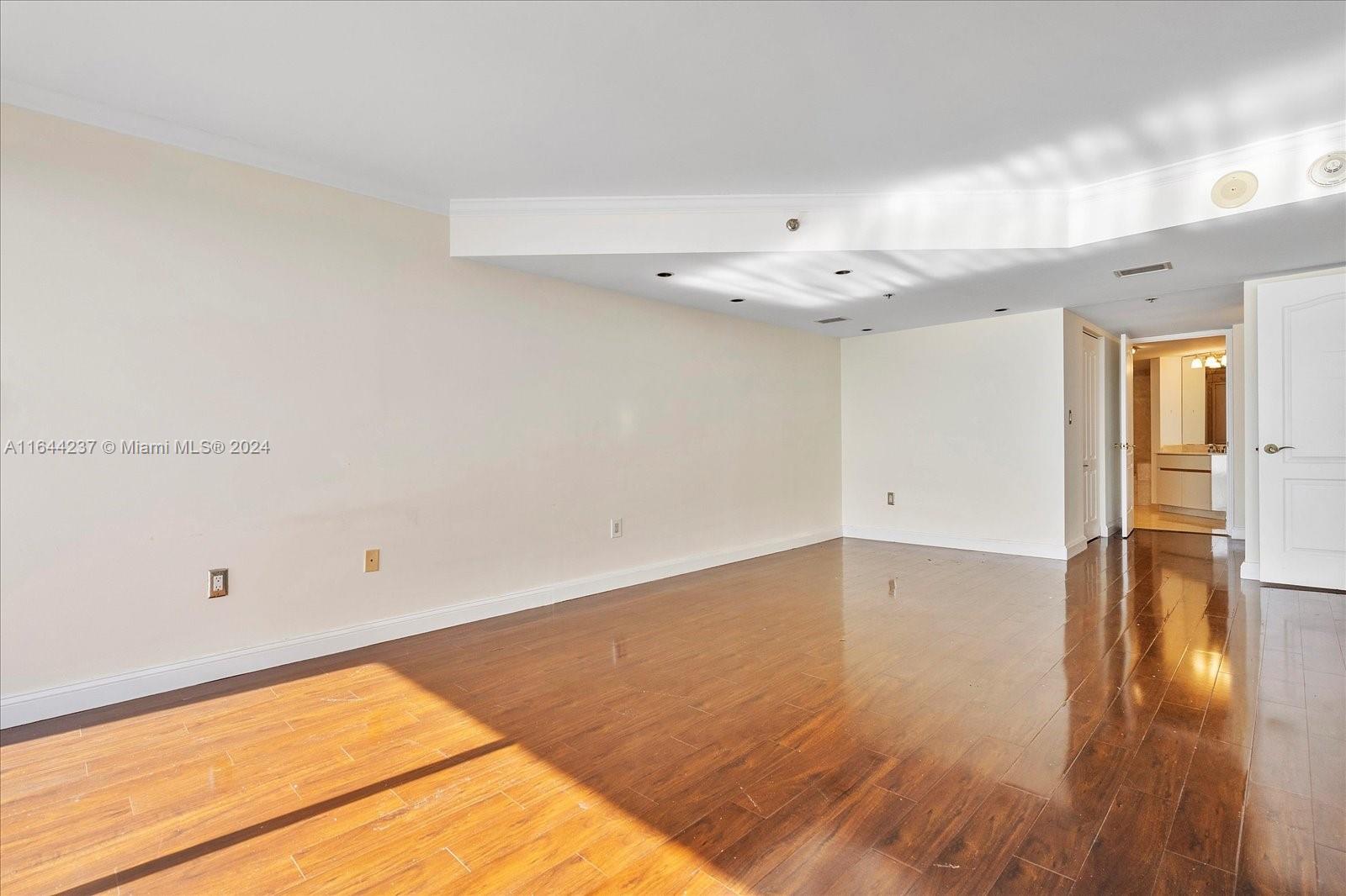 5757 Collins Ave # 2106