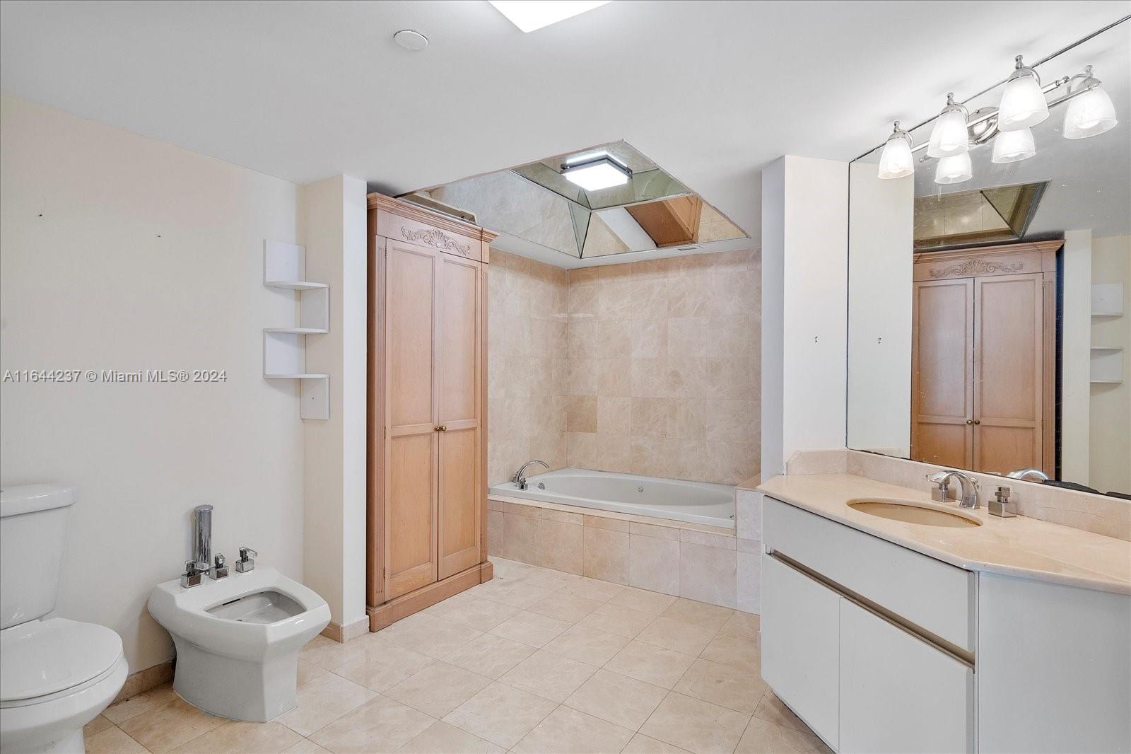 5757 Collins Ave # 2106