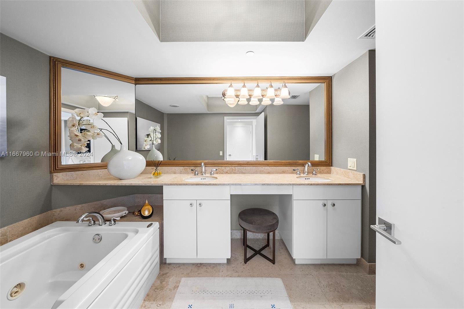 4779 Collins Ave # 1905