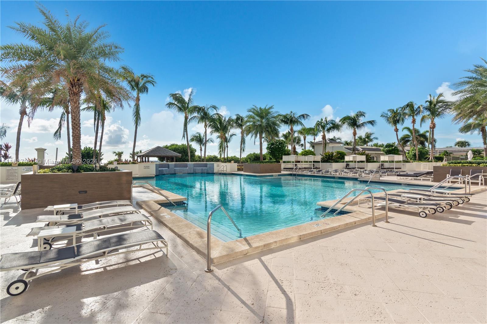4779 Collins Ave # 1905
