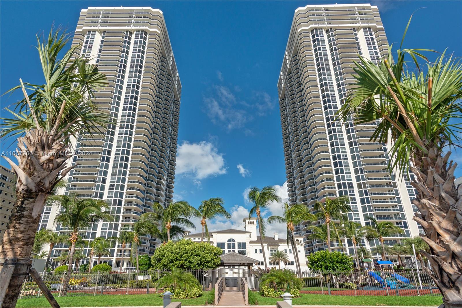 4779 Collins Ave # 1905