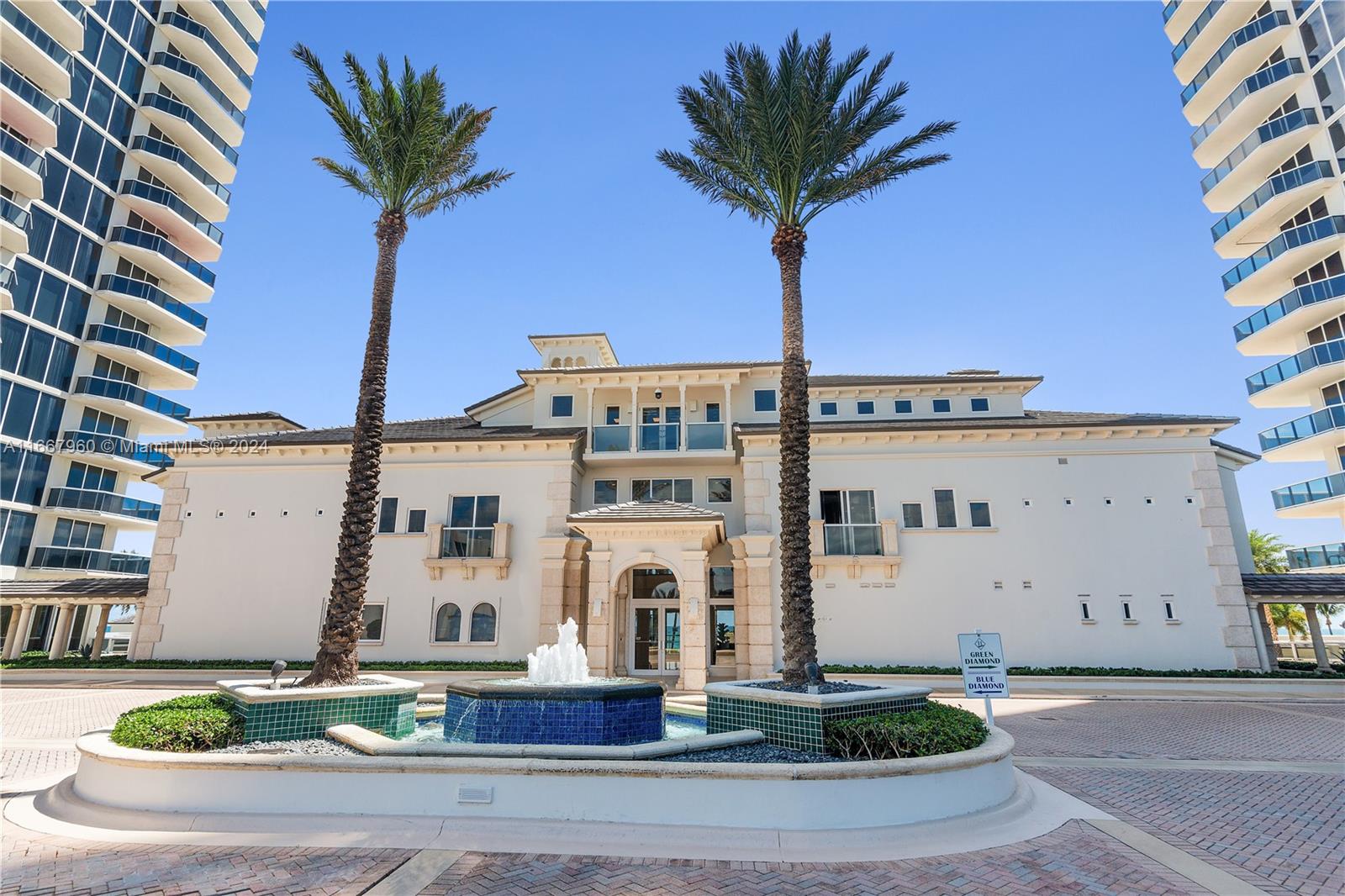 4779 Collins Ave # 1905