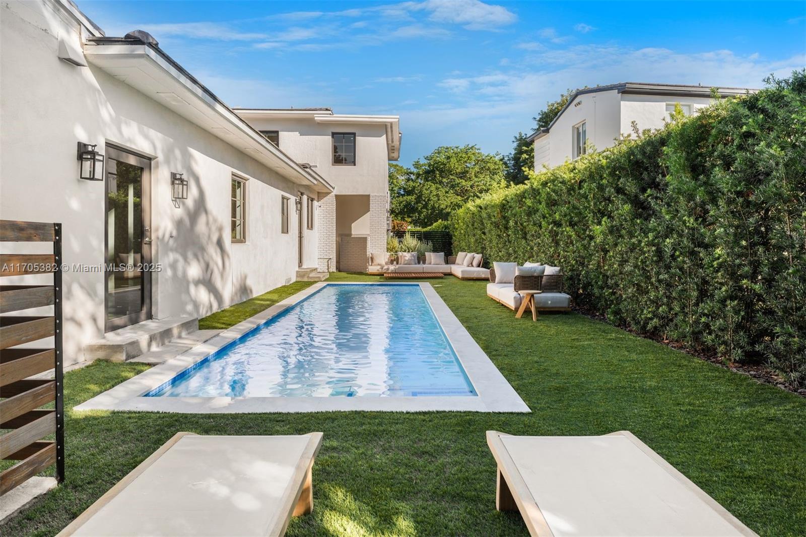 4270 N Michigan Ave