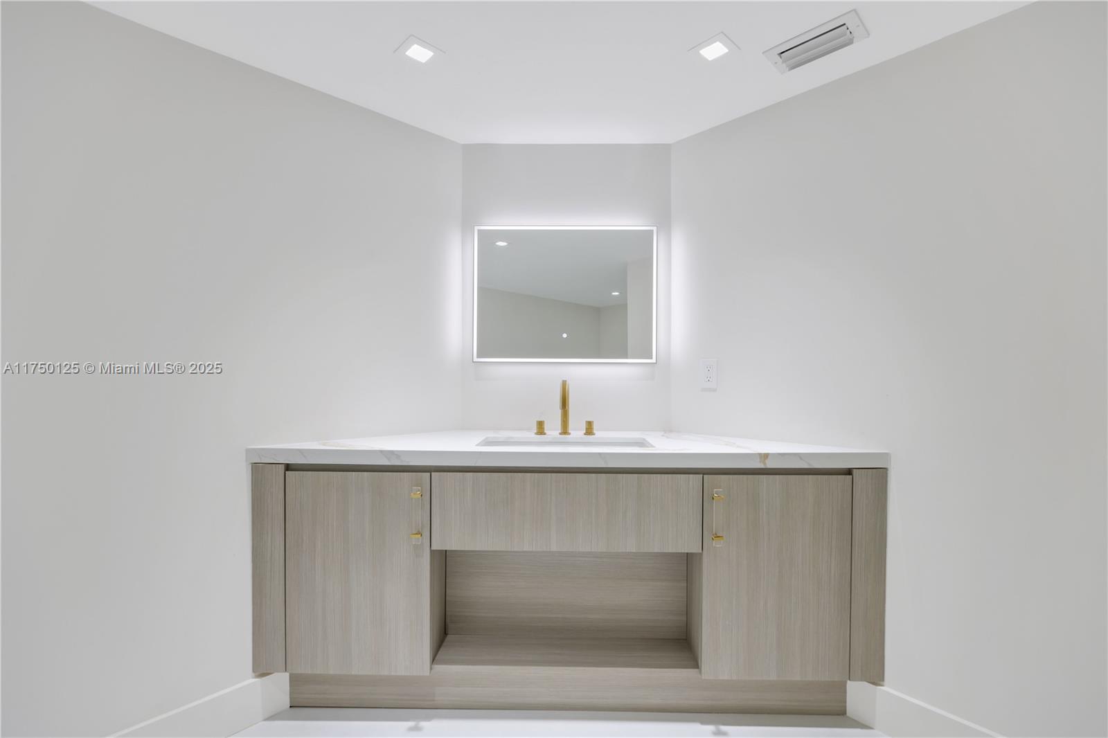5500 Collins Ave # 802