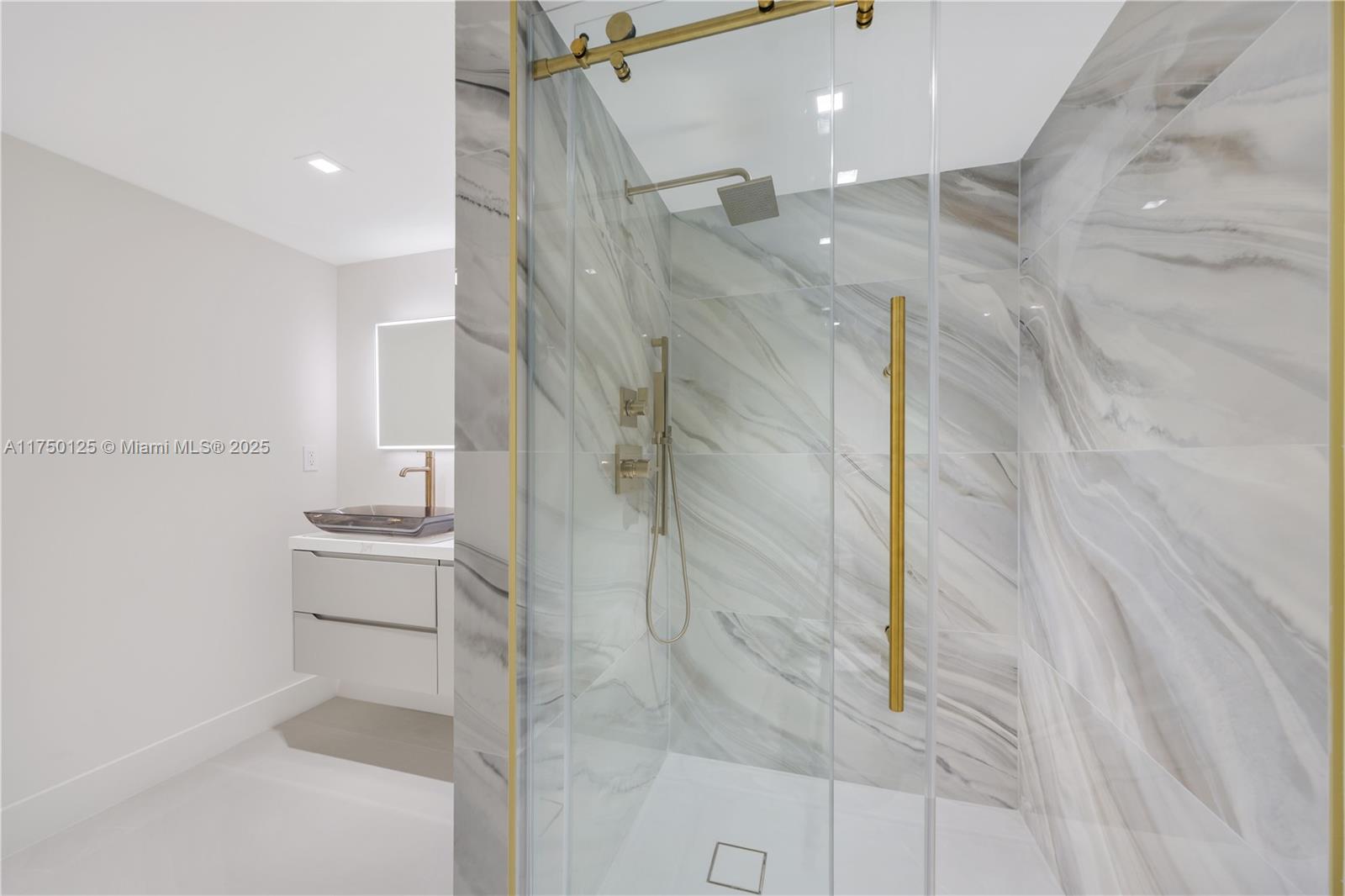 5500 Collins Ave # 802