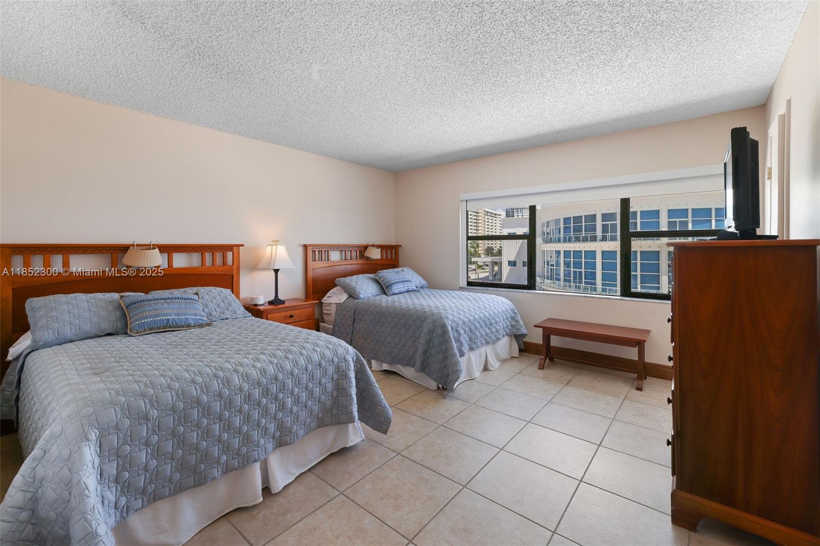 5415 Collins Ave # 407