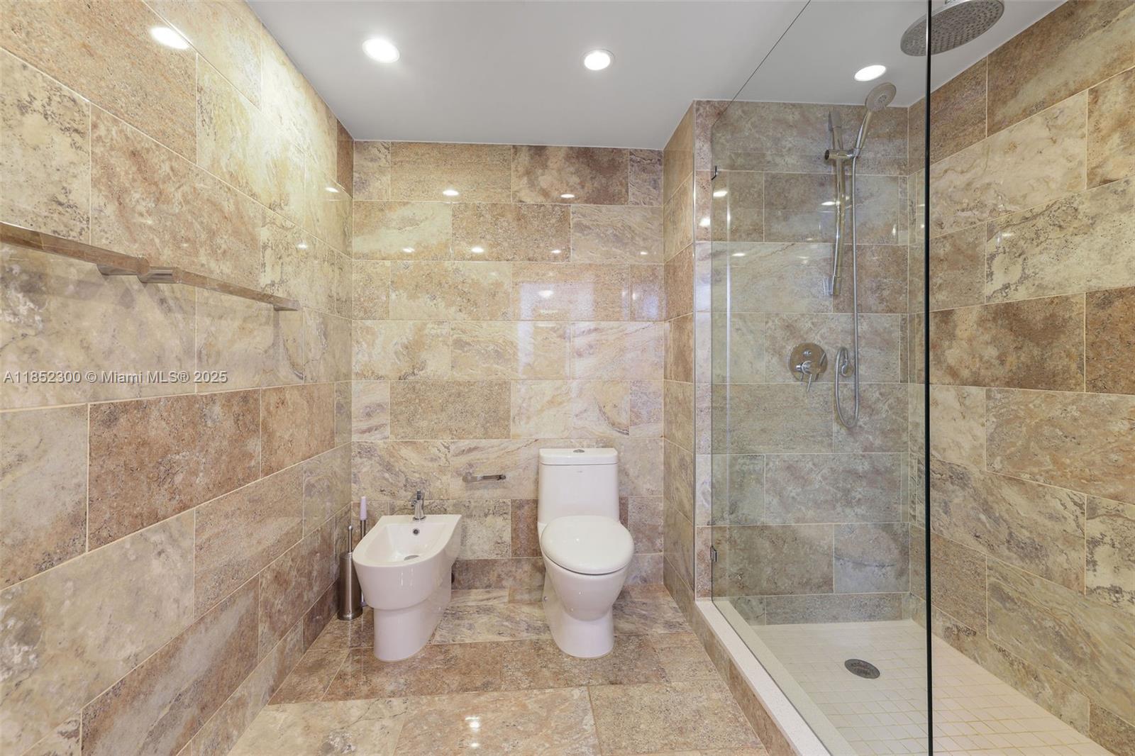 5415 Collins Ave # 407