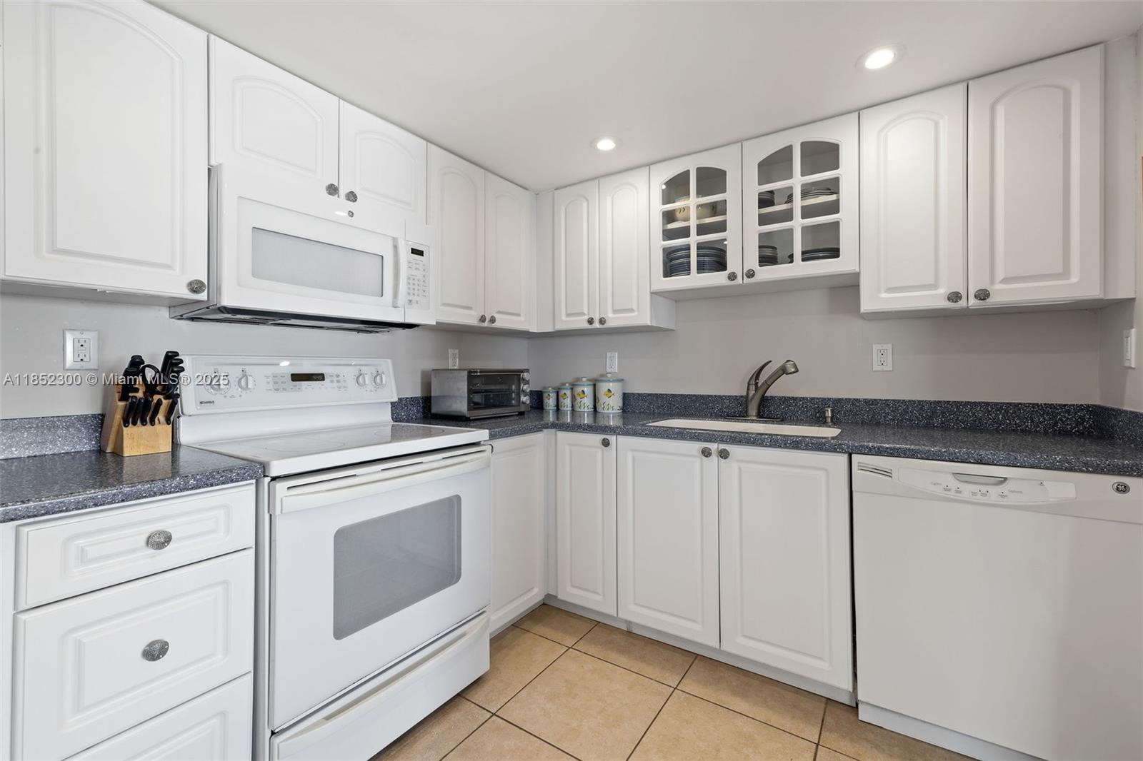 5415 Collins Ave # 407