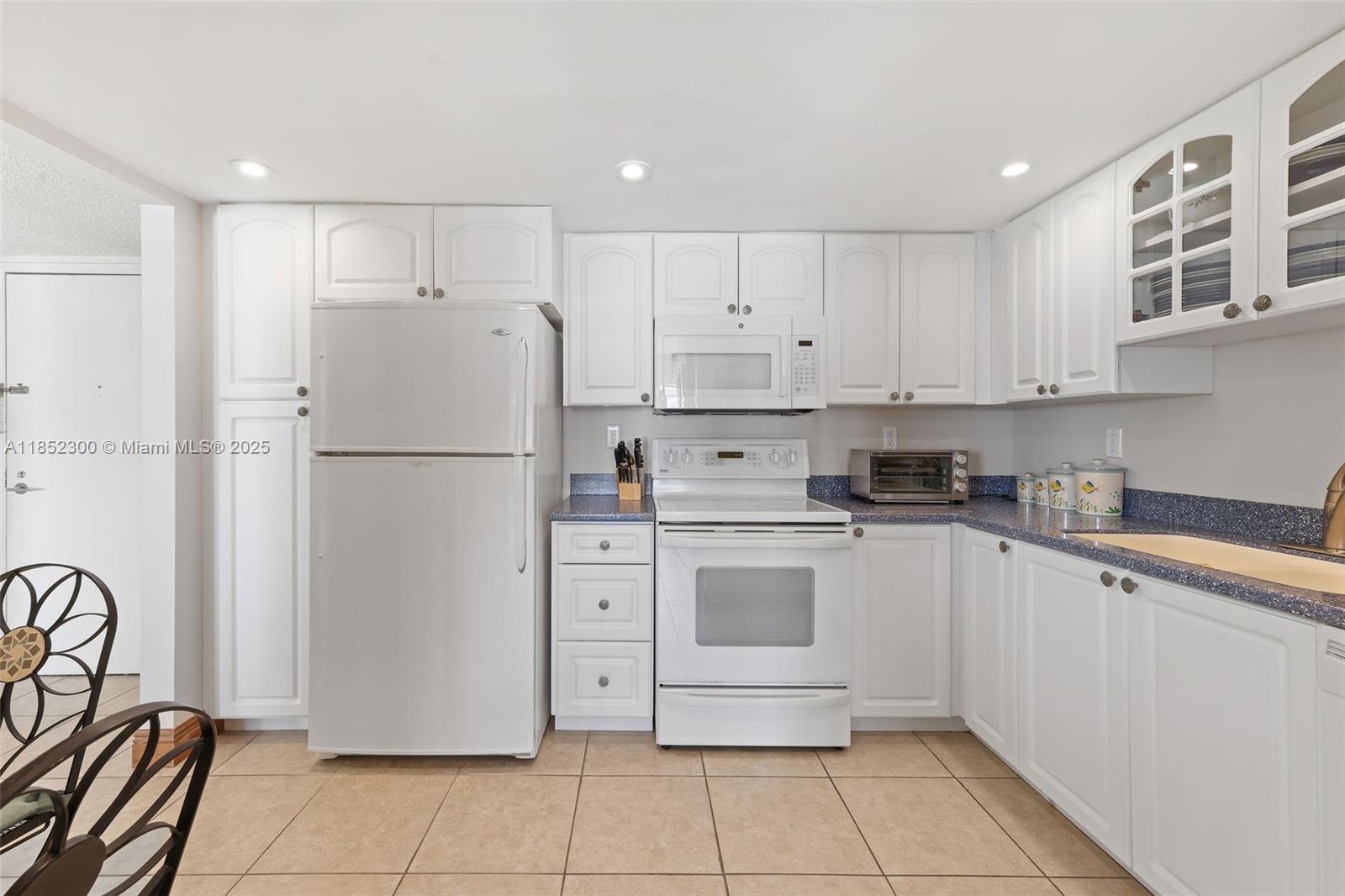 5415 Collins Ave # 407