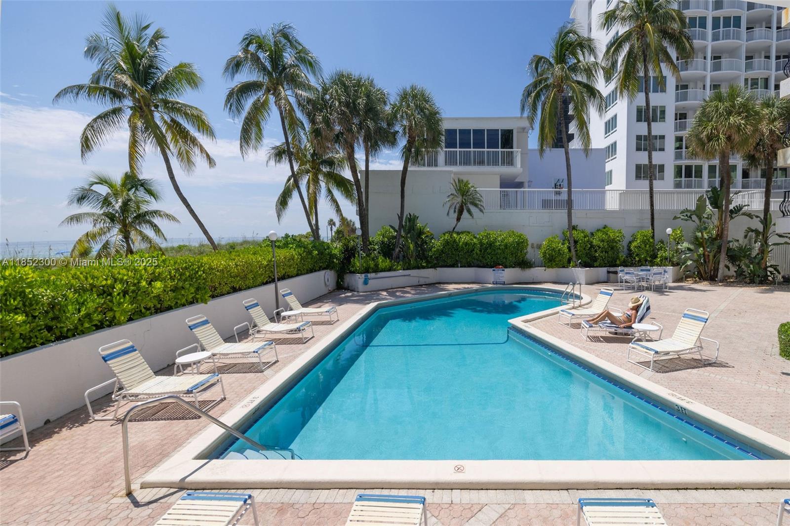 5415 Collins Ave # 407