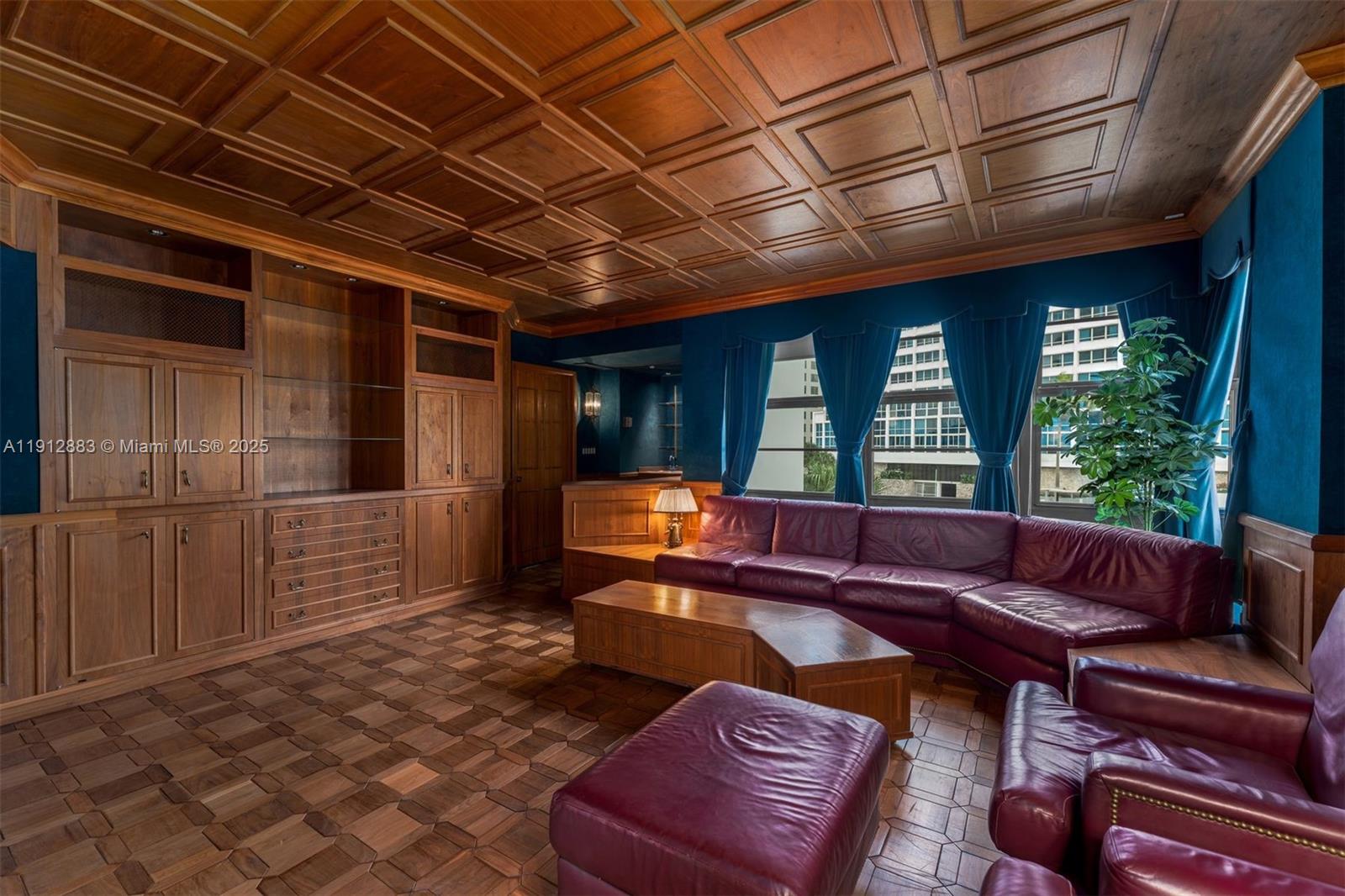 5500 Collins Ave # 304