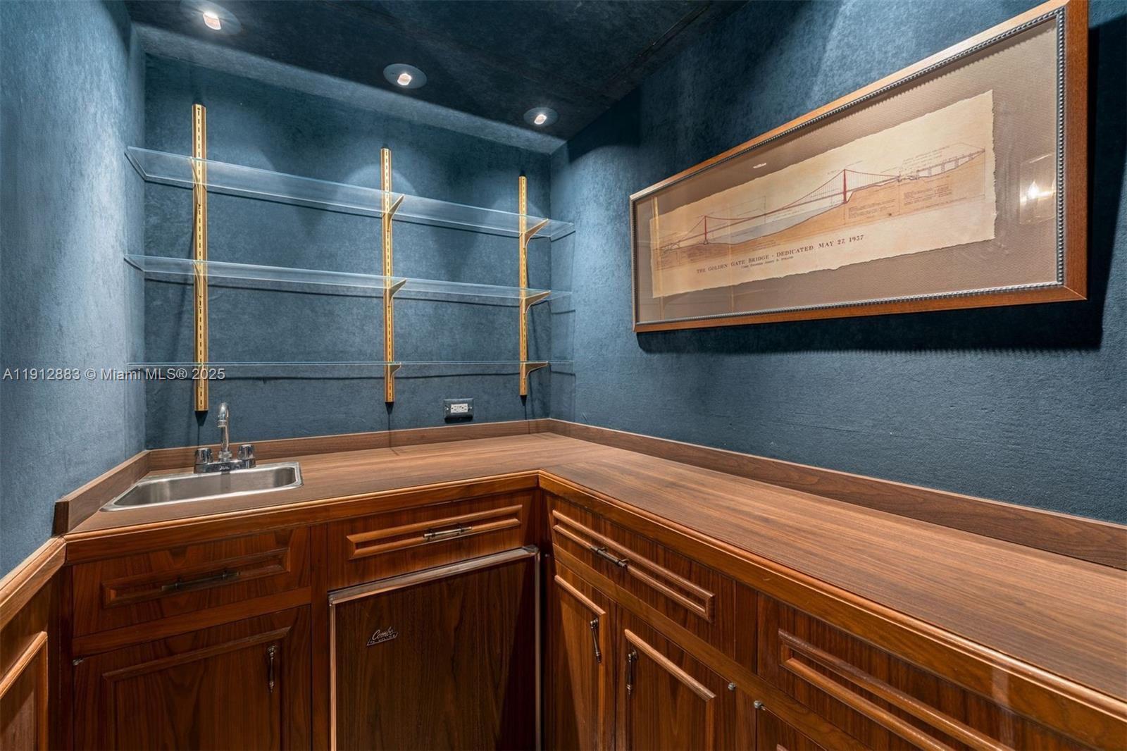 5500 Collins Ave # 304