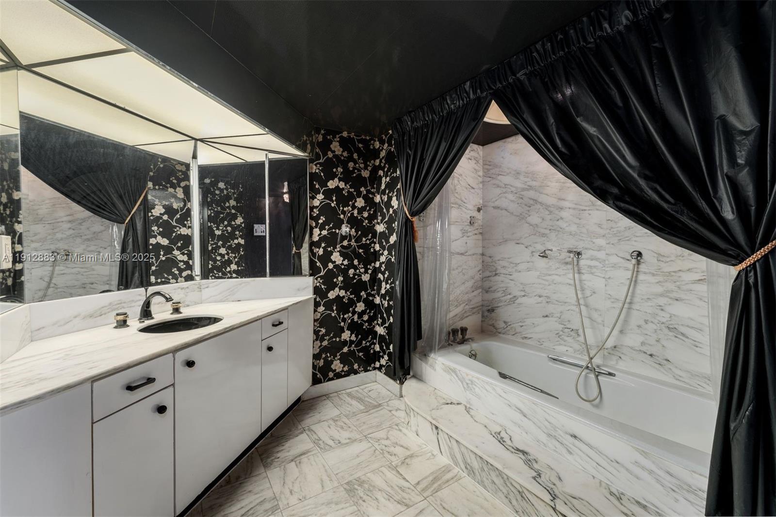 5500 Collins Ave # 304