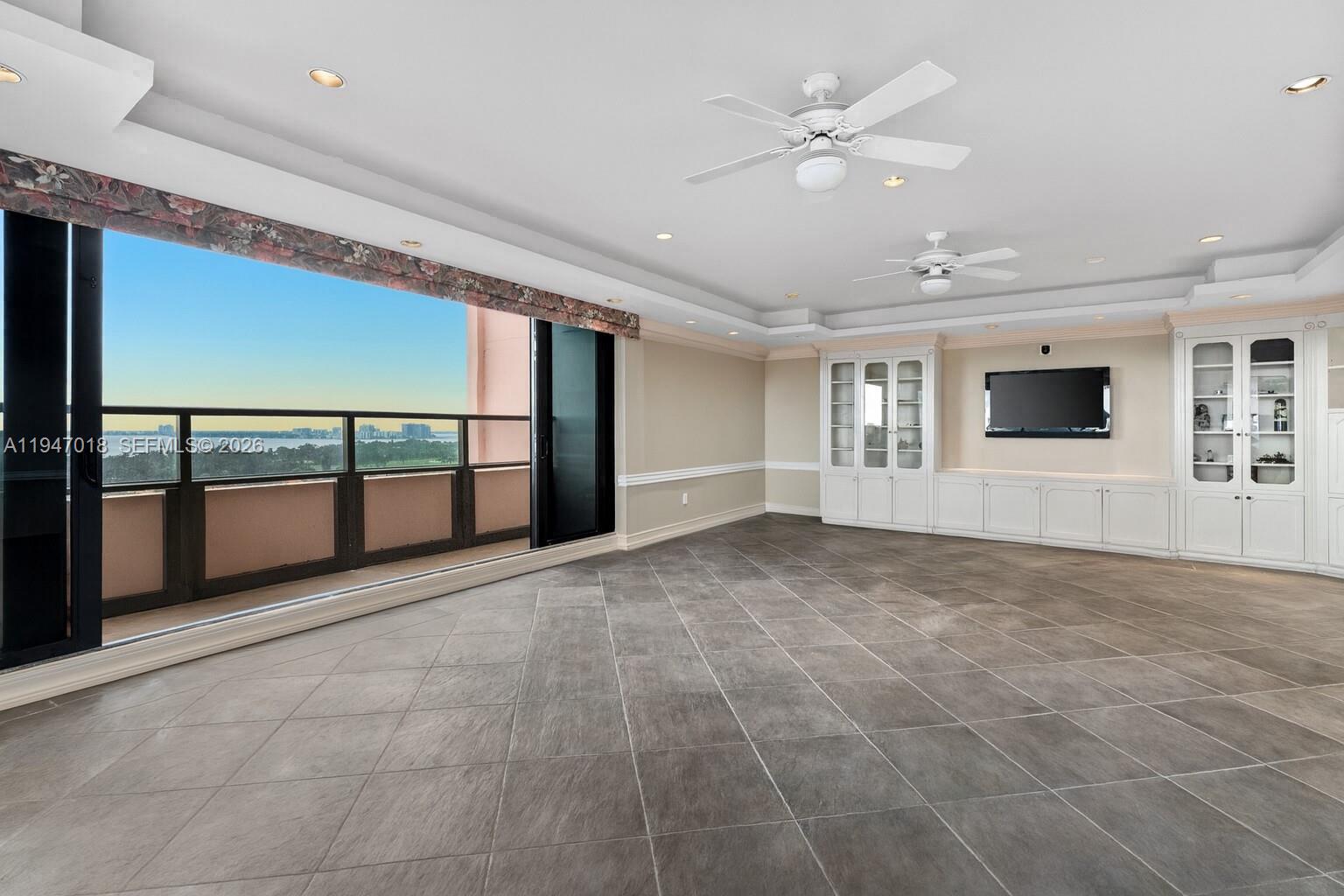 5225 Collins Ave Unit: PH8