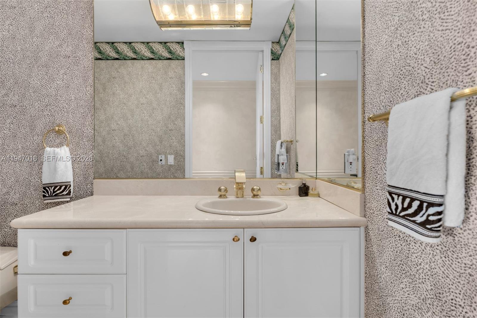 5225 Collins Ave Unit: PH8