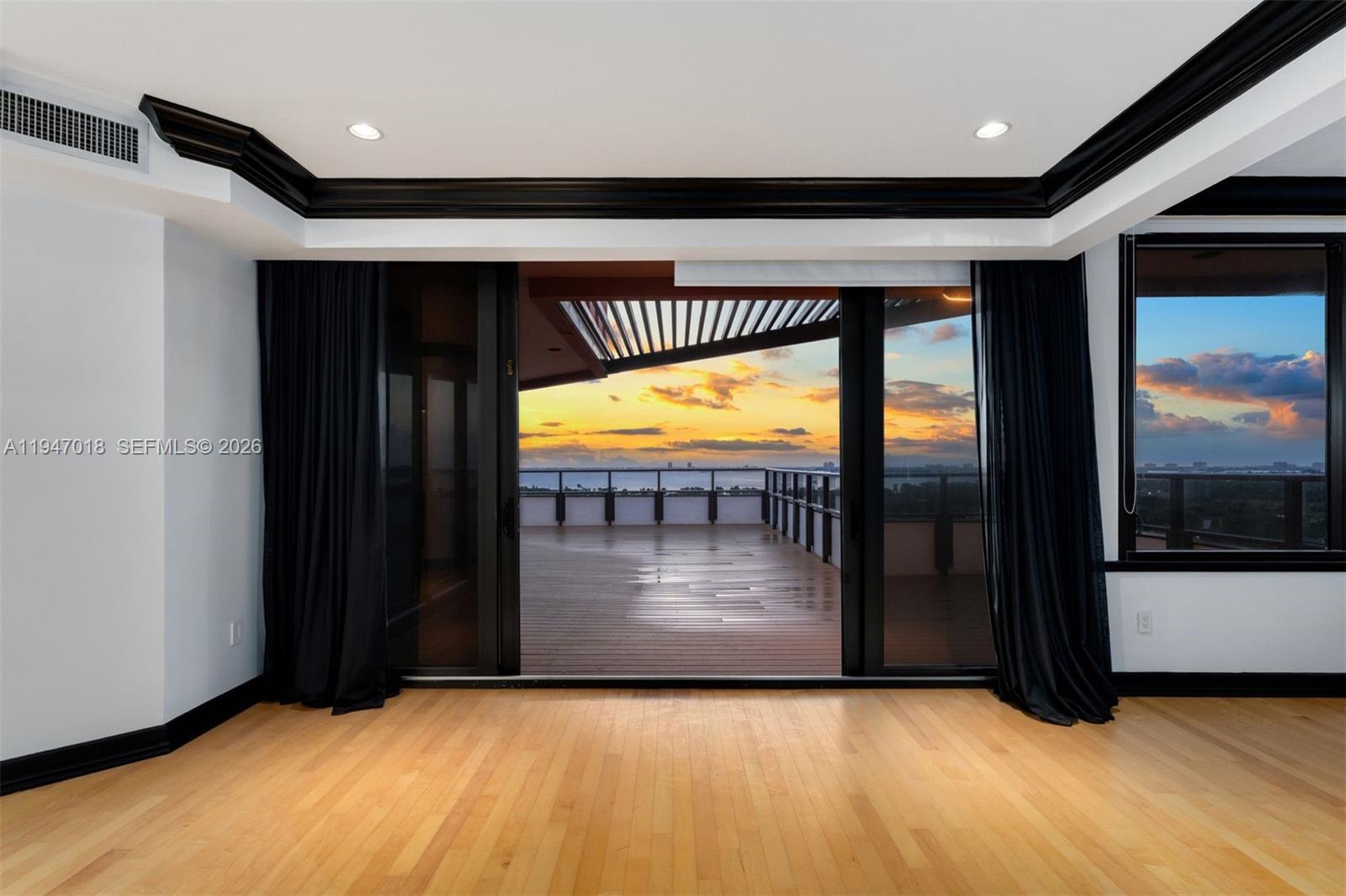 5225 Collins Ave Unit: PH8